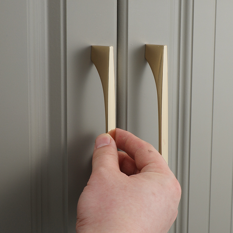 亜鉛合金ブライトゴールドキッチンキャビネットドアハンドルモダ - Furniture Hardware Drawer Pulls のレビューと価格