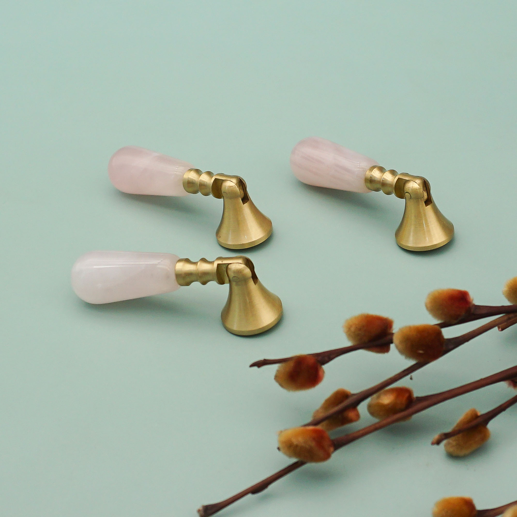 ピンククリスタル + 真鍮ドアノブとハンドルキッチンキャビネ - Furniture Hardware Drop Pulls のレビューと価格